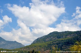 蓝天白云大山风景