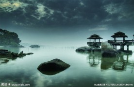 阴雨天碧水