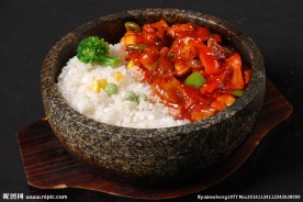 石锅鸡腿拌饭