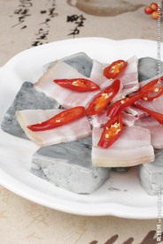 咸肉蒸臭豆腐