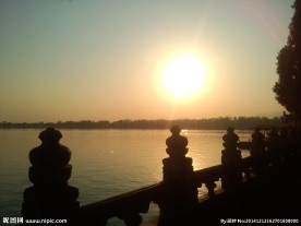 夕阳湖水