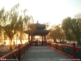 夕阳湖水古亭