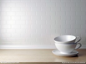 桌上的白色杯具