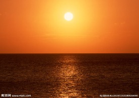 夕阳下的海边图片