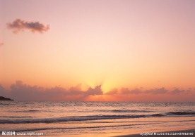 夕阳下的海边图片