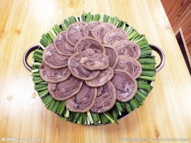 蒸带皮狗肉沾酱