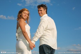 牵手回眸的情侣