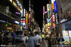 韩国明洞夜晚商业街道