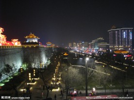 西安城墙外夜景