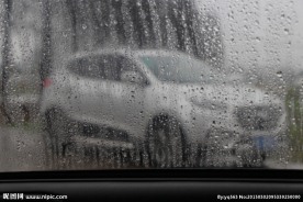 车窗外的汽车 水珠玻璃