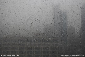 商务楼玻璃上的水珠