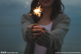 女孩手里的烟花