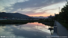 夕阳彩云倒影