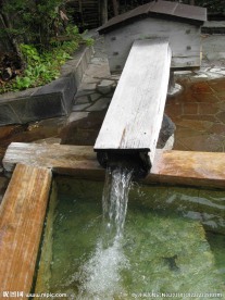 温泉出水口