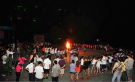 户外游戏篝火晚会