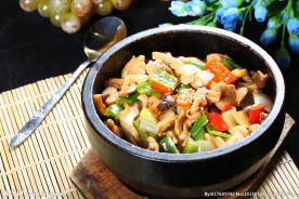 鸡腿肉石锅拌饭