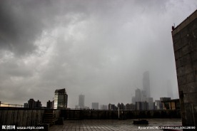 暴雨下的天台
