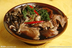溜达鸡炖榛蘑