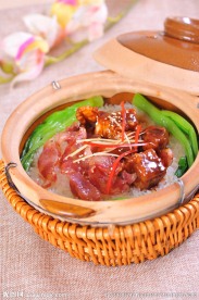 腊肠排骨煲仔饭