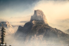 白云中的山峰
