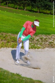 打高尔夫的图片