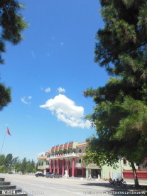 蓝天白云下的小路