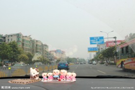 汽车窗前的城市
