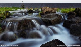 溪水潺潺