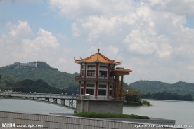 湖中塔