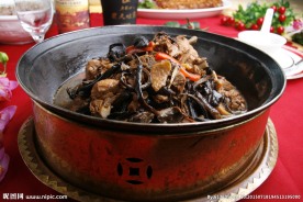 土锅焖笨鸡