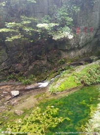 峡谷小溪