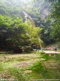 峡谷小溪