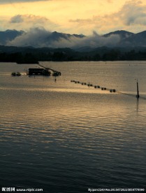 夕阳下的湖