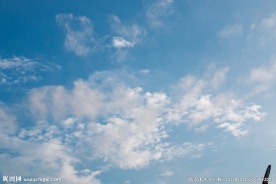 夏天蓝天淡云