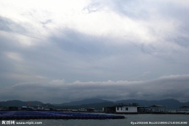 海滨渔村蓝天