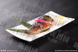 盐烧青花鱼侧摆盘高清图