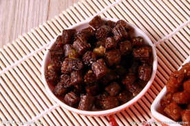 碗里的辣条粒特写