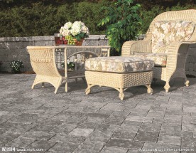 石头铺砖上的藤椅