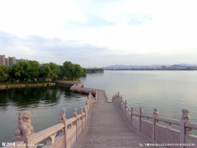 湖畔黄昏风景