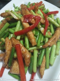 蒜苔炒鸡柳