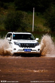 越野车涉水