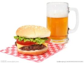 牛肉汉堡和啤酒图片