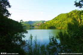 水库风光 四面环山