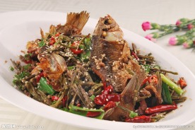 跑豇豆煸鲫鱼