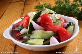 西红柿黄瓜拌洋葱