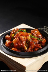 铁锅焖狗肉