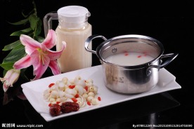 猪骨浓汤煲百合莲子好