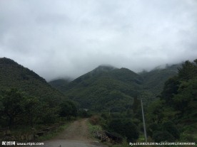 雾蒙蒙的山