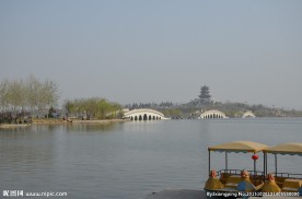 湖中小船