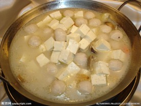 锅仔生菜鱼丸煮豆腐
